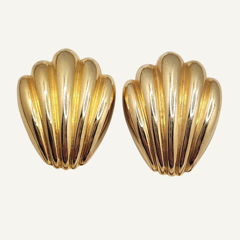 Vintage 1980s Gold Scallop Shell Clip On Earrings Bold Ribbed Power Dressing